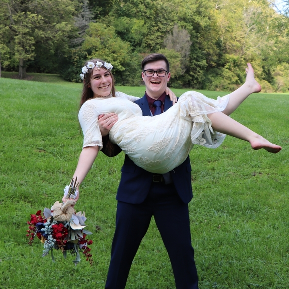 Meet your Posher, Hannah - Picture 1 of 2